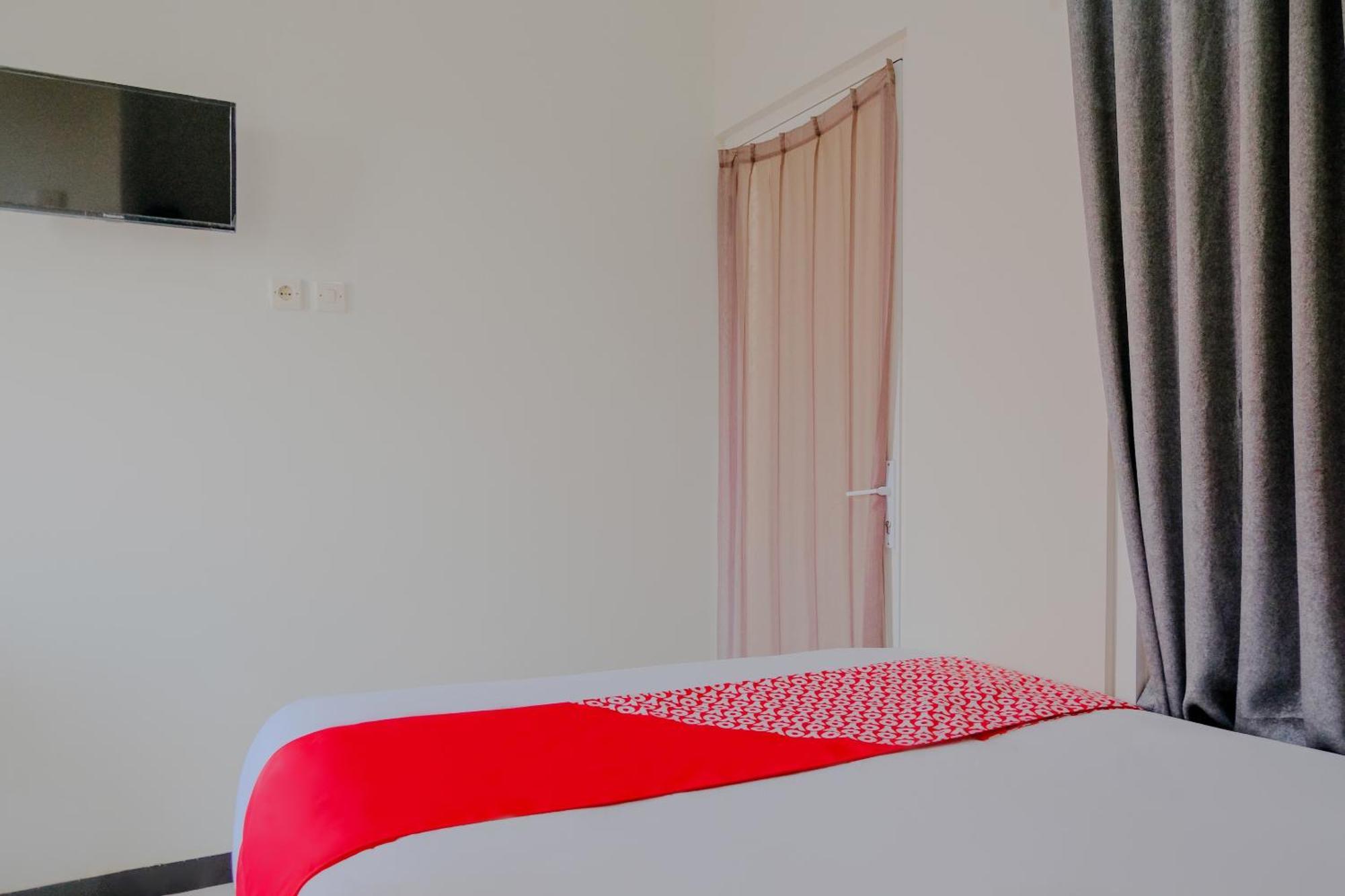 Oyo 2376 Tiara Family Residence Бату Экстерьер фото