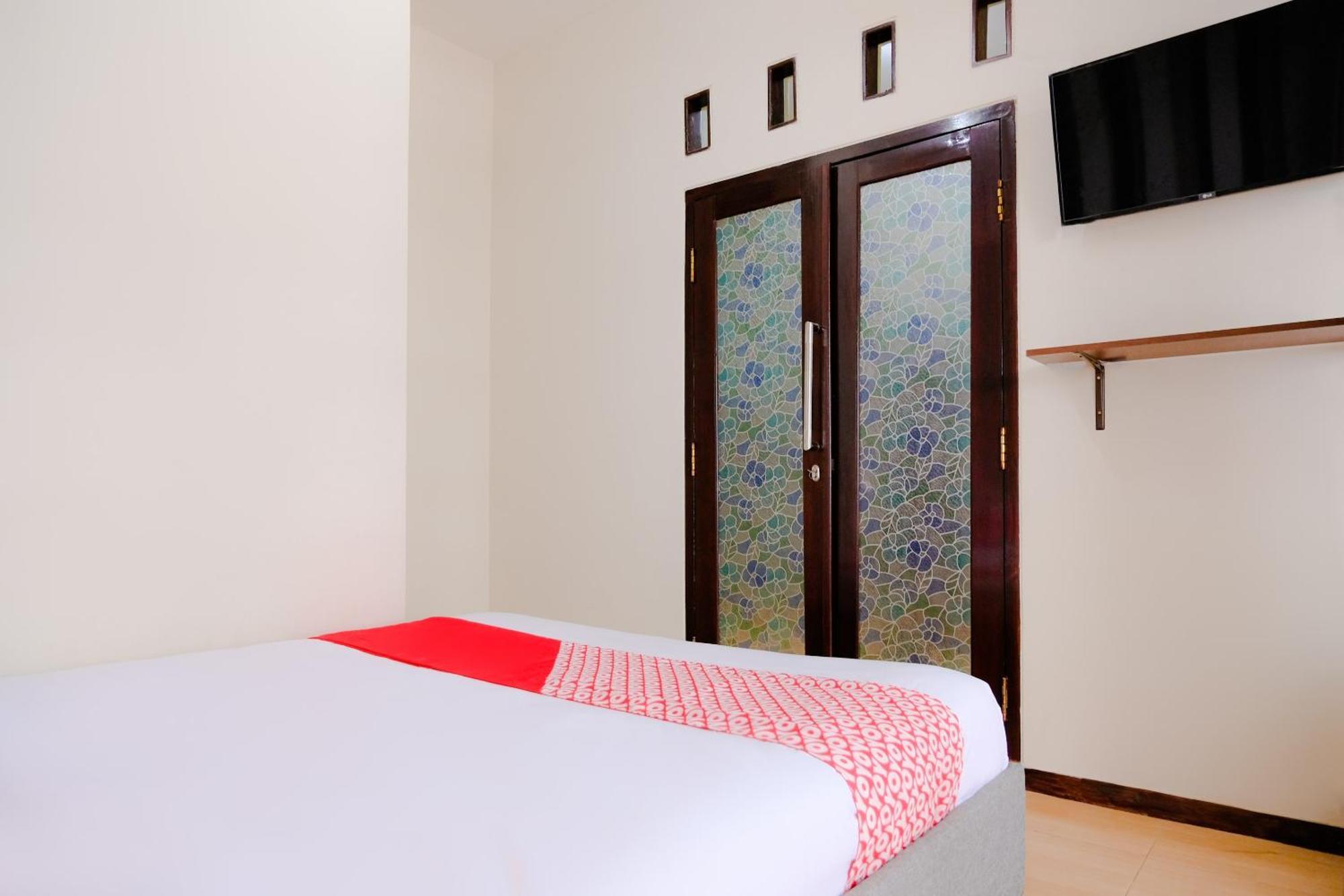 Oyo 2376 Tiara Family Residence Бату Экстерьер фото